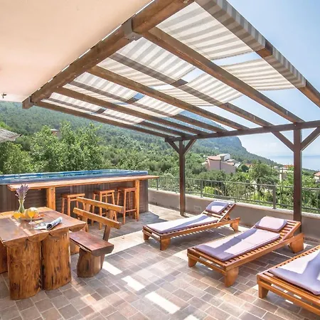 2 Bedroom Beautiful Apartment In Makarska Apartment *