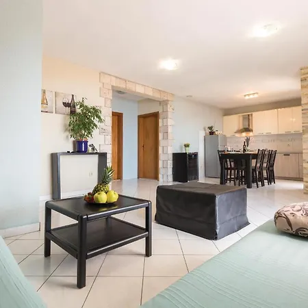 2 Bedroom Beautiful Apartment In Makarska