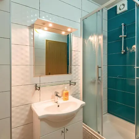 2 Bedroom Beautiful Apartment In Makarska *