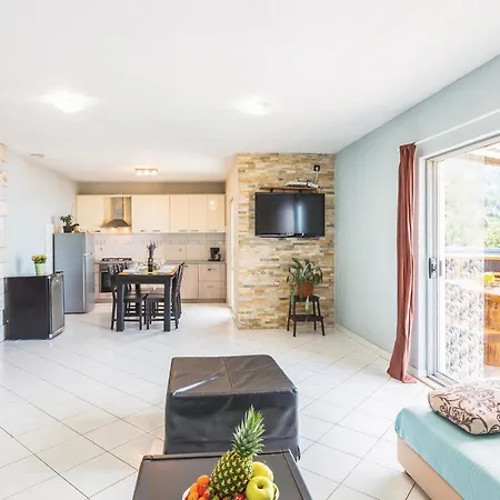 2 Bedroom Beautiful Apartment In Makarska Apartment *