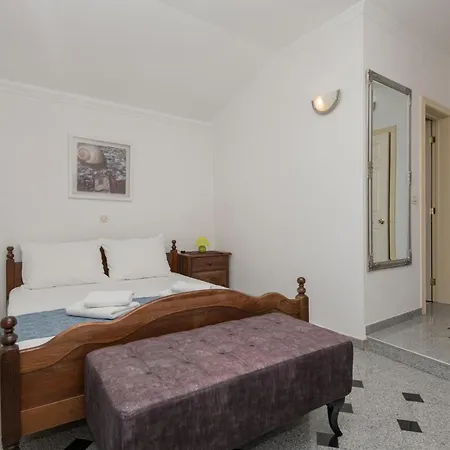 2 Bedroom Beautiful Apartment In Makarska Apartment *