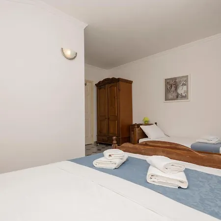 Apartment 2 Bedroom Beautiful Apartment In Makarska