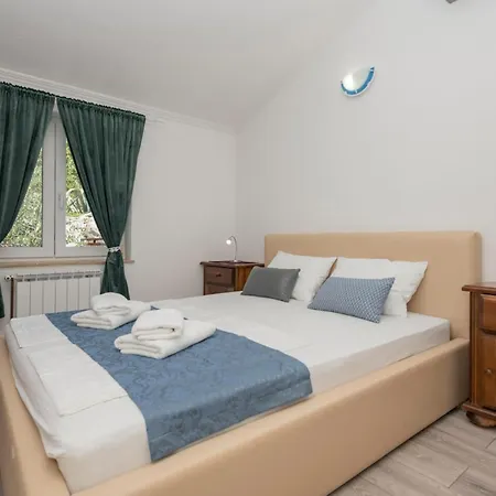 Apartment 2 Bedroom Beautiful Apartment In Makarska *
