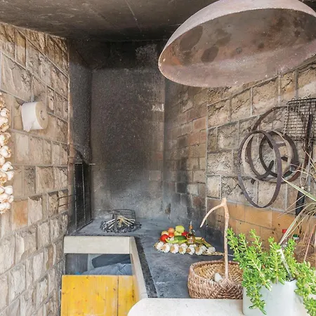 2 Bedroom Beautiful Apartment In Makarska