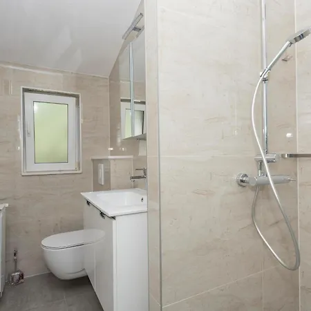 2 Bedroom Beautiful Apartment In Makarska Apartment *