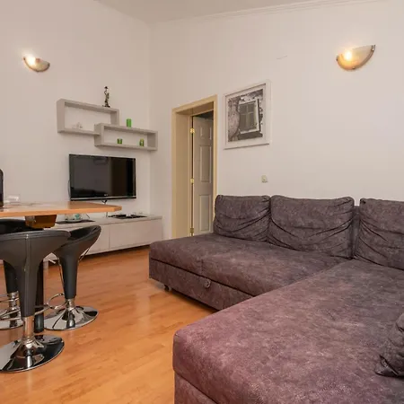 2 Bedroom Beautiful Apartment In Makarska