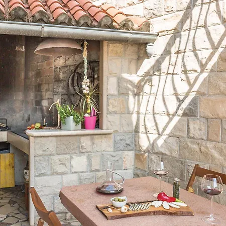 2 Bedroom Beautiful Apartment In Makarska Apartment *