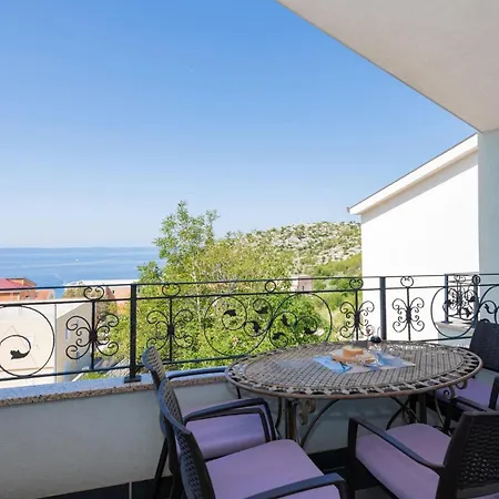 2 Bedroom Beautiful Apartment In Makarska Apartment *