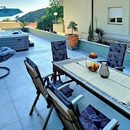 2 Bedroom Beautiful Apartment In Makarska *